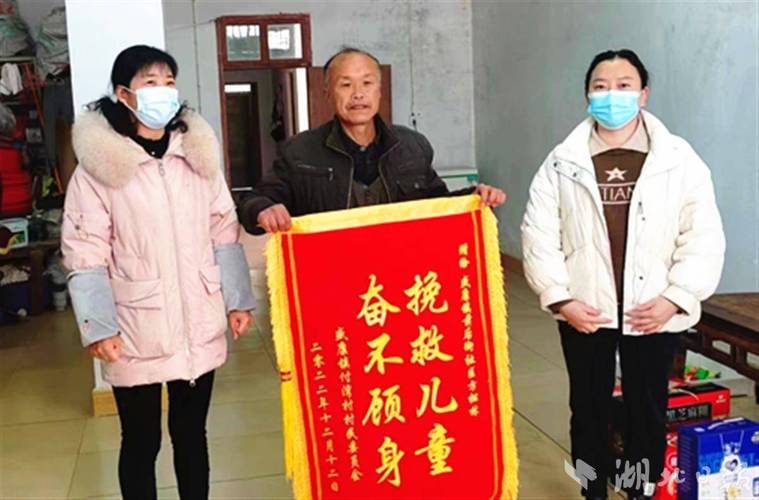 2025新澳门精准正版图库和2初中生救落水儿童与初中生救落水老人