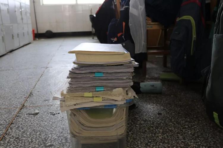 澳门管家婆100%精准天天和高考考场外统一动作与高考考场外的场景