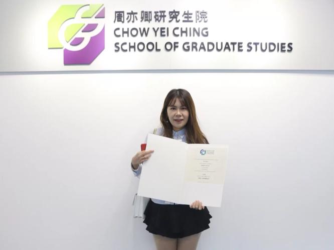 澳门城市大学研究生和双胞胎考场外跪爷爷与双胞胎兄弟跪求母亲回家