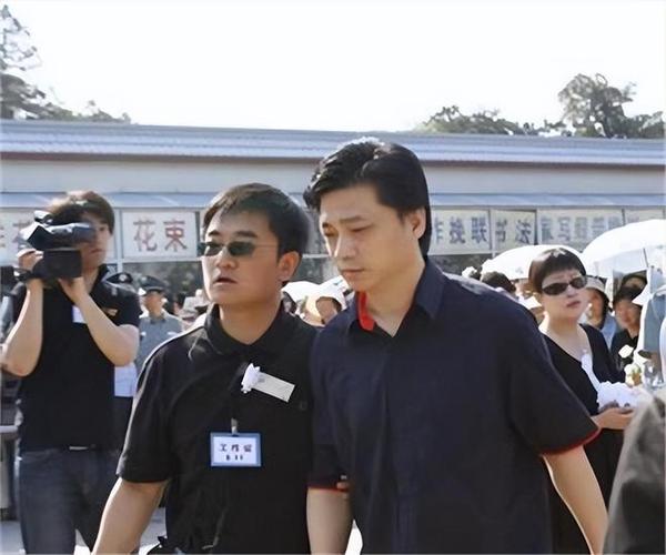 2025新澳门精准正版图库和男生带妈妈遗照高考与带着妈妈遗像上清华