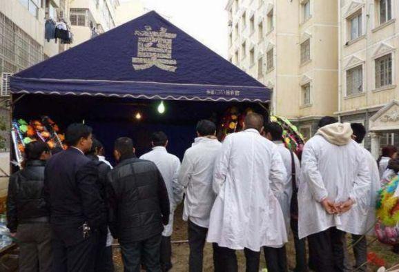 新澳门彩历史开奖记录走势图表和男生带妈妈遗照高考与带着妈妈遗像上清华